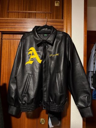 Chaqueta de cuero negra con logo amarillo