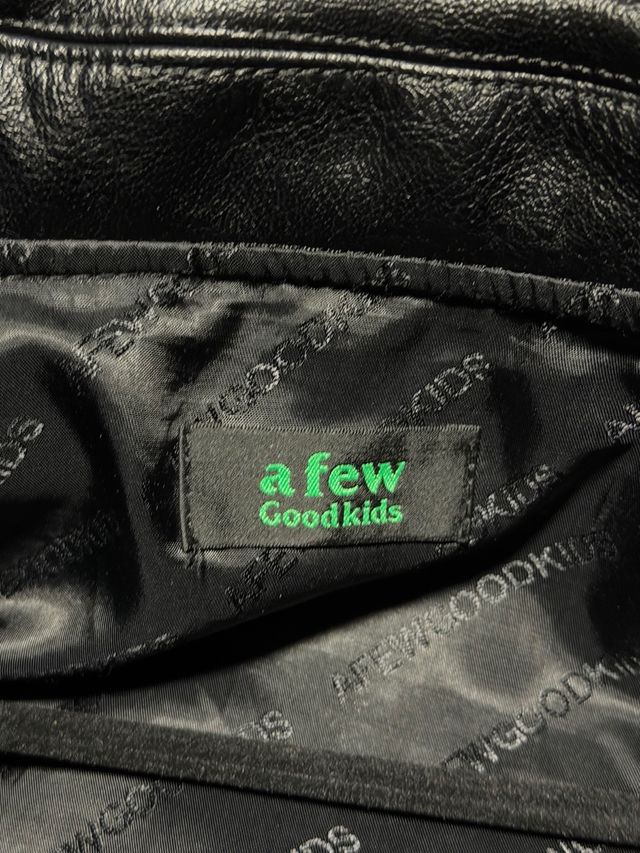 Chaqueta de cuero negra con logo amarillo