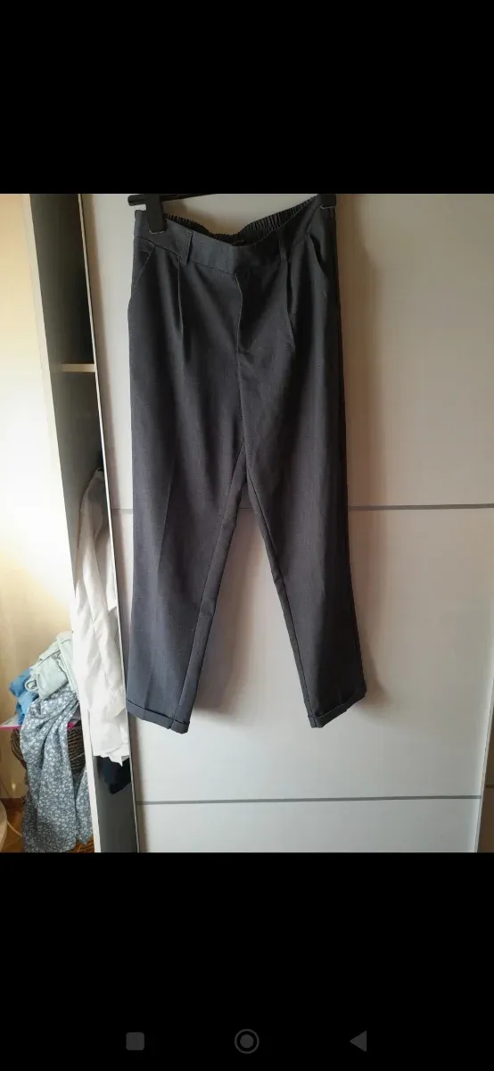 Pantalón gris Stradivarius