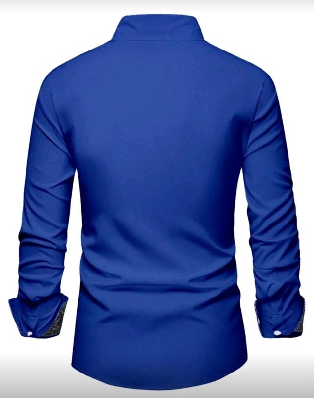 Camisa Azul Marino con Detalles