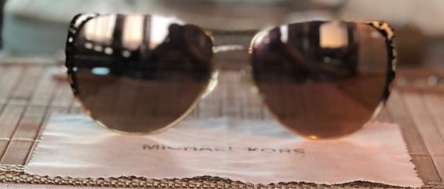 Occhiali da sole Michael Kors dorati e neri