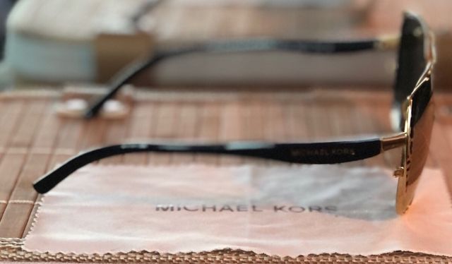 Occhiali da sole Michael Kors dorati e neri