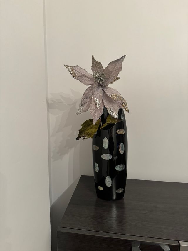 Jarrón negro decorado con círculos