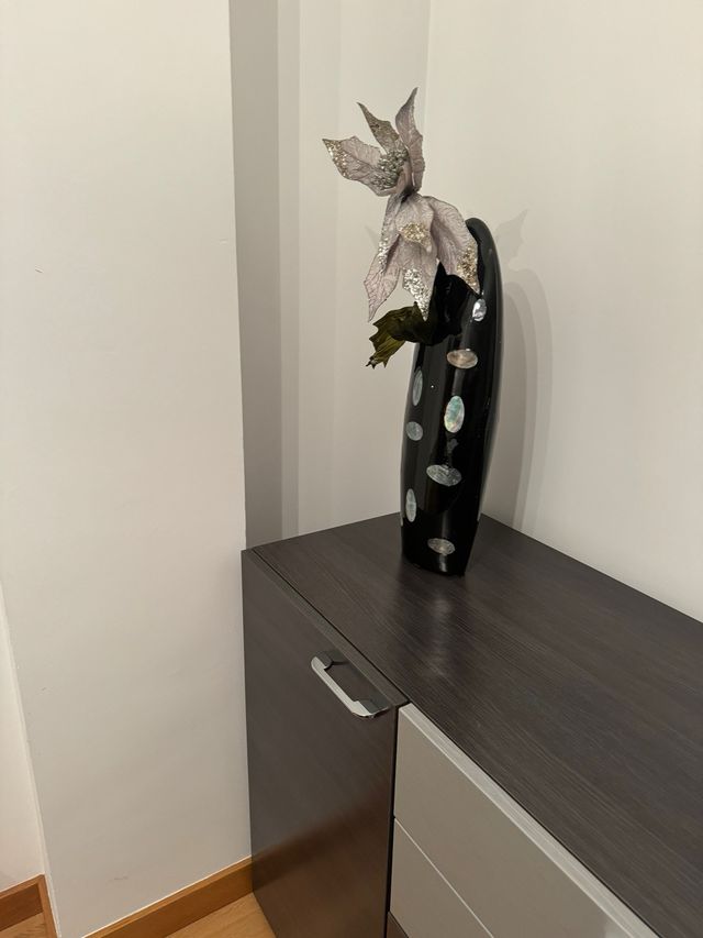 Jarrón negro decorado con círculos