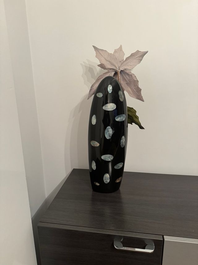 Jarrón negro decorado con círculos