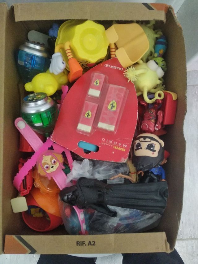 Caja repleta juguetes retro varios