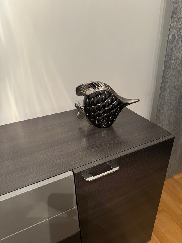 Adorno pez negro y plateado