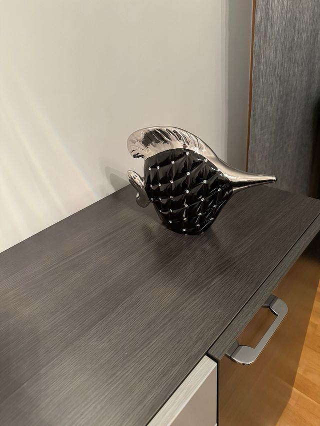 Adorno pez negro y plateado