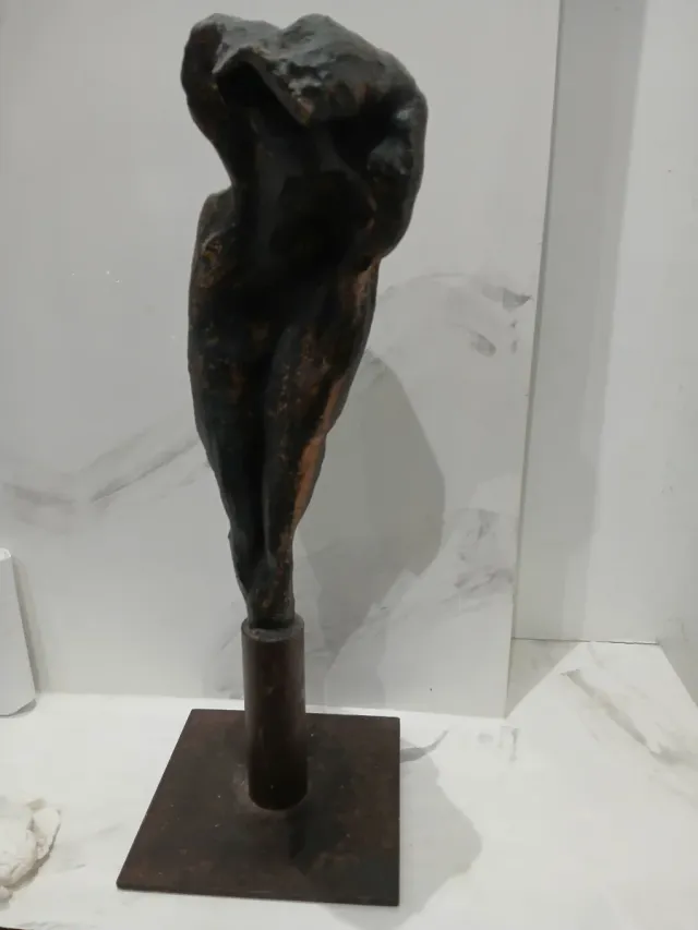 Escultura terracota firmada sin identificar