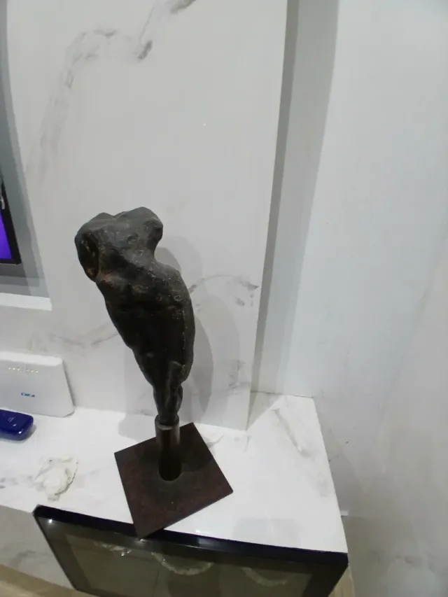 Escultura terracota firmada sin identificar