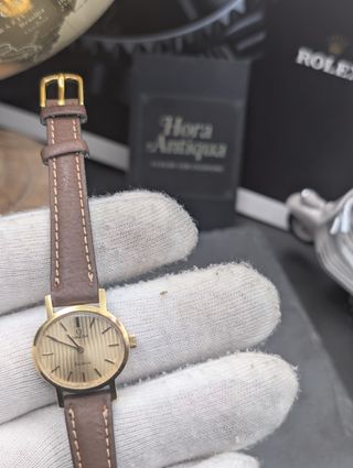 Omega Genève de los años 60 pequeña mujer en oro
