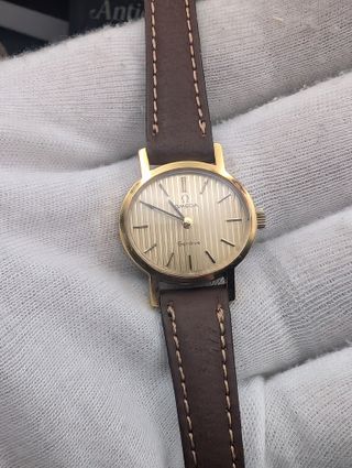 Omega Genève de los años 60 pequeña mujer en oro