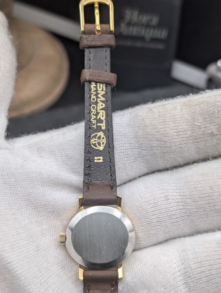 Omega Genève de los años 60 pequeña mujer en oro