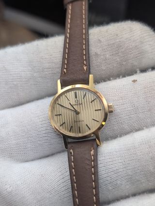 Omega Genève de los años 60 pequeña mujer en oro