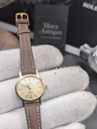 Omega Genève de los años 60 pequeña mujer en oro