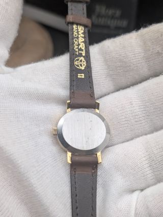 Omega Genève de los años 60 pequeña mujer en oro