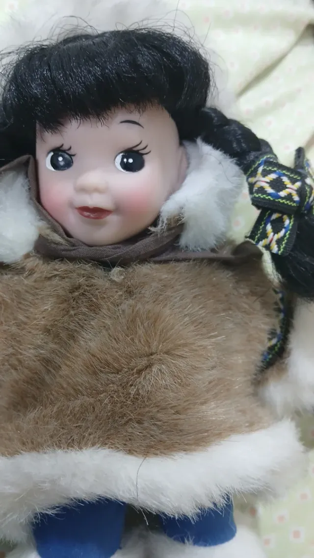 Muñeca Eskimal Porcelana Alaska