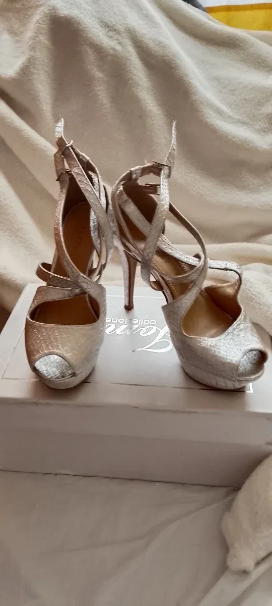 Zapatos de fiesta plateados con tiras