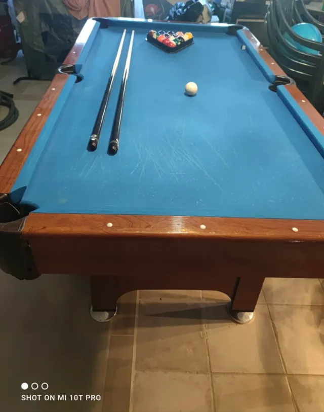 Mesa de billar con accesorios