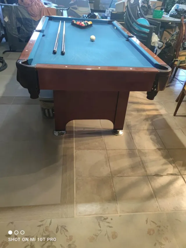 Mesa de billar con accesorios