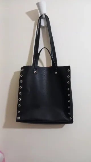 Bolso negro con tachuelas