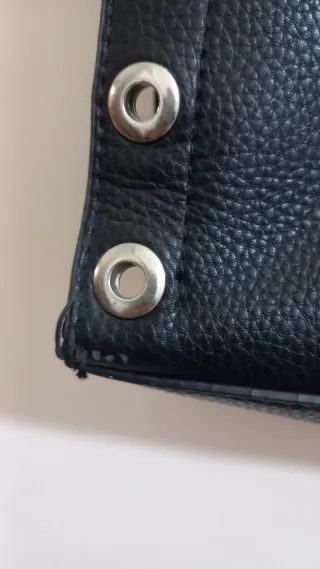 Bolso negro con tachuelas