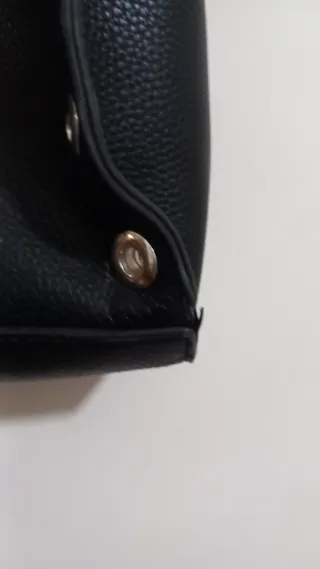 Bolso negro con tachuelas