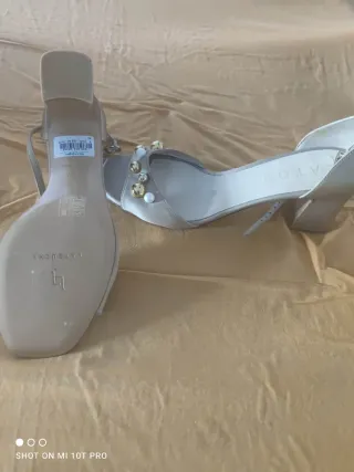 Sandalias Latouche Beige y Doradas Adornadas