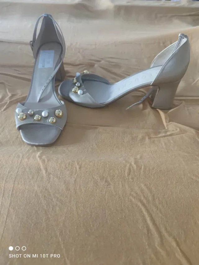 Sandalias Latouche Beige y Doradas Adornadas