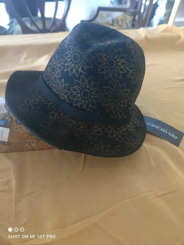 Sombrero Rinascente Negro con Detalles Dorados