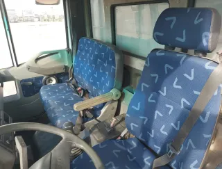 Camión con trampilla elevadora y caja con lonas