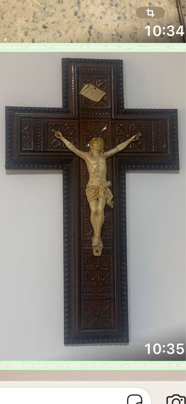 Crucifijo de madera con figura de Jesús