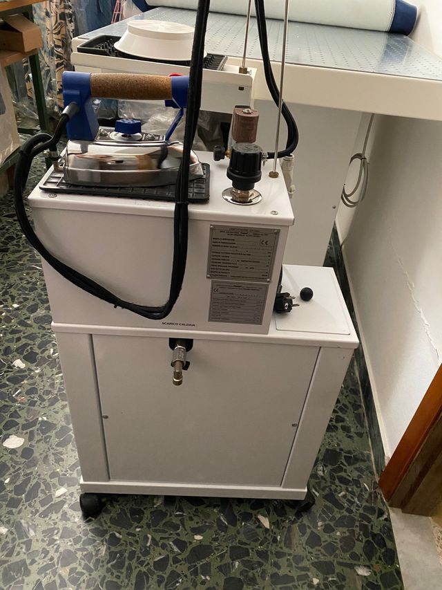 Asse da stiro con ferro e caldaia