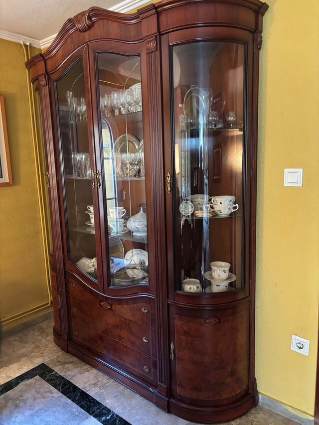 Vitrina de salón de madera y cristal