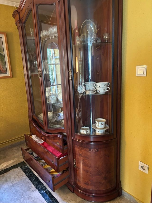 Vitrina de salón de madera y cristal