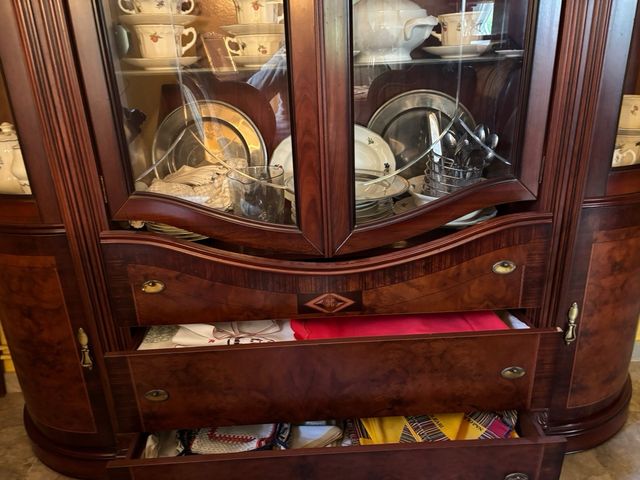 Vitrina de salón de madera y cristal