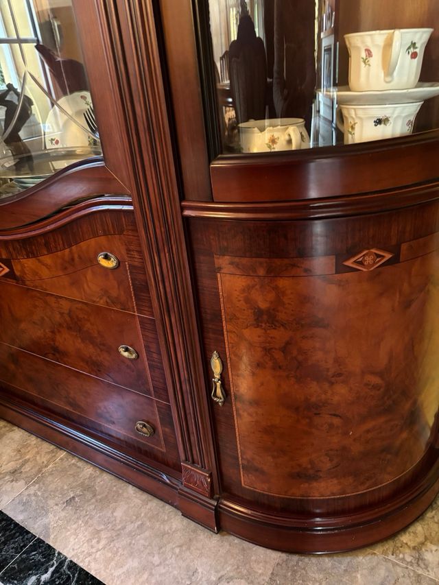 Vitrina de salón de madera y cristal