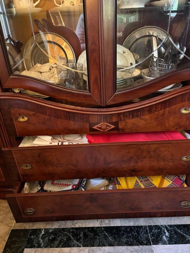 Vitrina de salón de madera y cristal