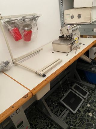 Macchina da cucire taglia e cuci