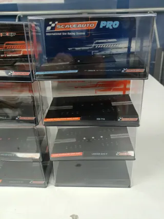 Caja expositora urna Scaleauto a estrenar