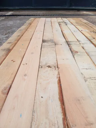 Listones, vigas, puntales. Postes. Palos de madera