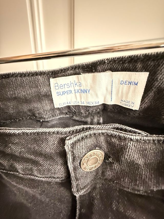 Vaqueros pitillo negros rotos Talla 44