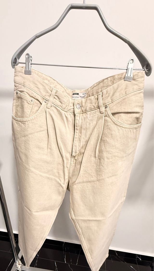 Vaqueros Bershka pinzas crudo talla 44