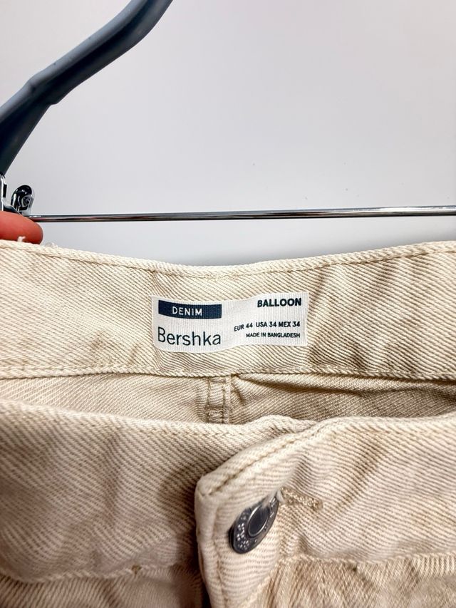 Vaqueros Bershka pinzas crudo talla 44