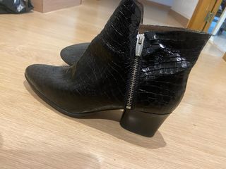 Botines negros piel efecto cocodrilo T40.