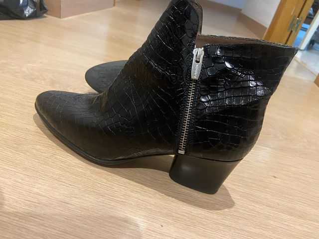 Botines negros piel efecto cocodrilo T40.