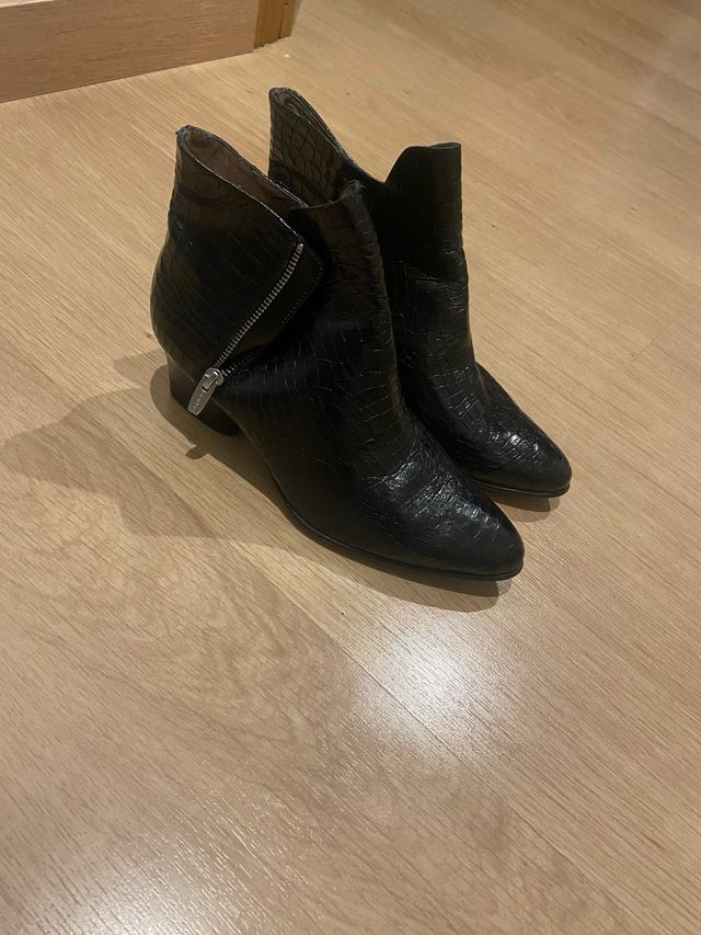 Botines negros piel efecto cocodrilo T40.