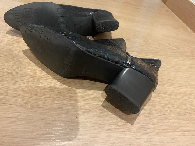 Botines negros piel efecto cocodrilo T40.