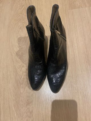 Botines negros piel efecto cocodrilo T40.