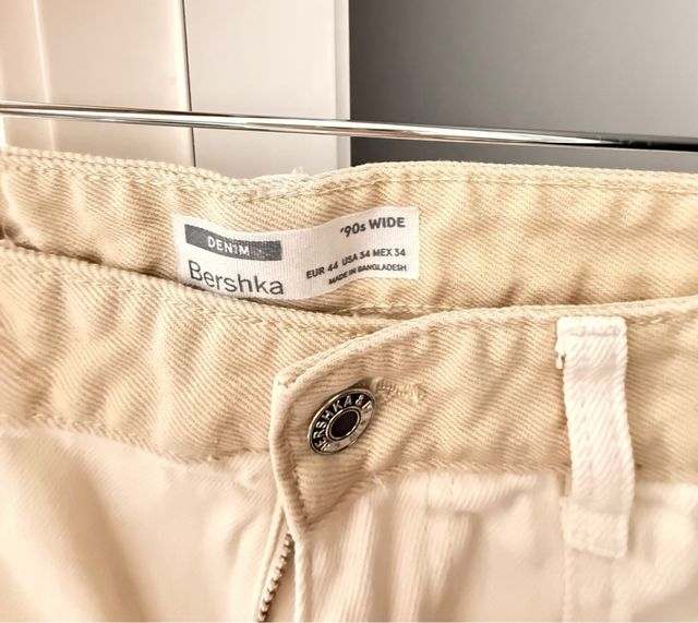 Vaqueros cargo Bershka beige/blanco T.44